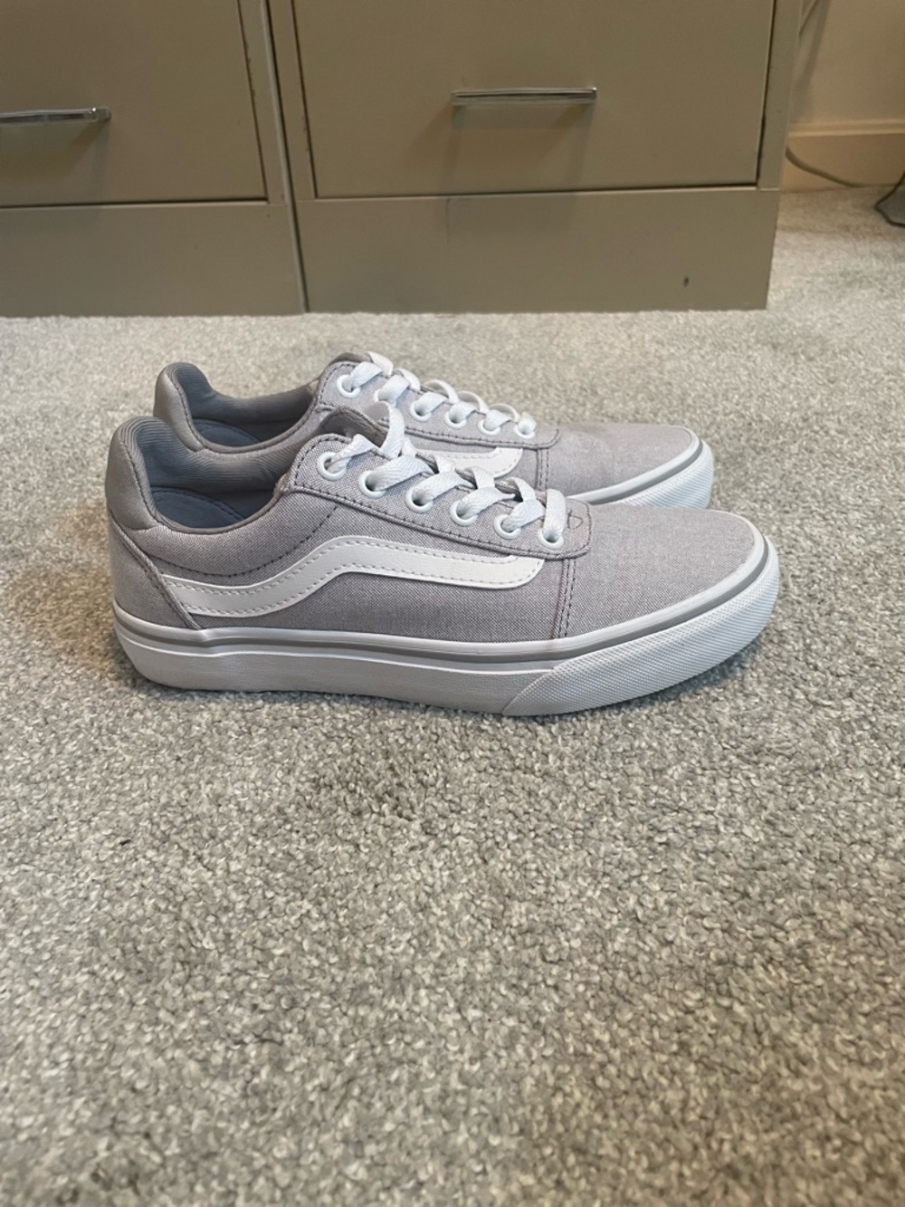Vans Women’s Gray and White Deluxe Comfort Low-Top Sneakers